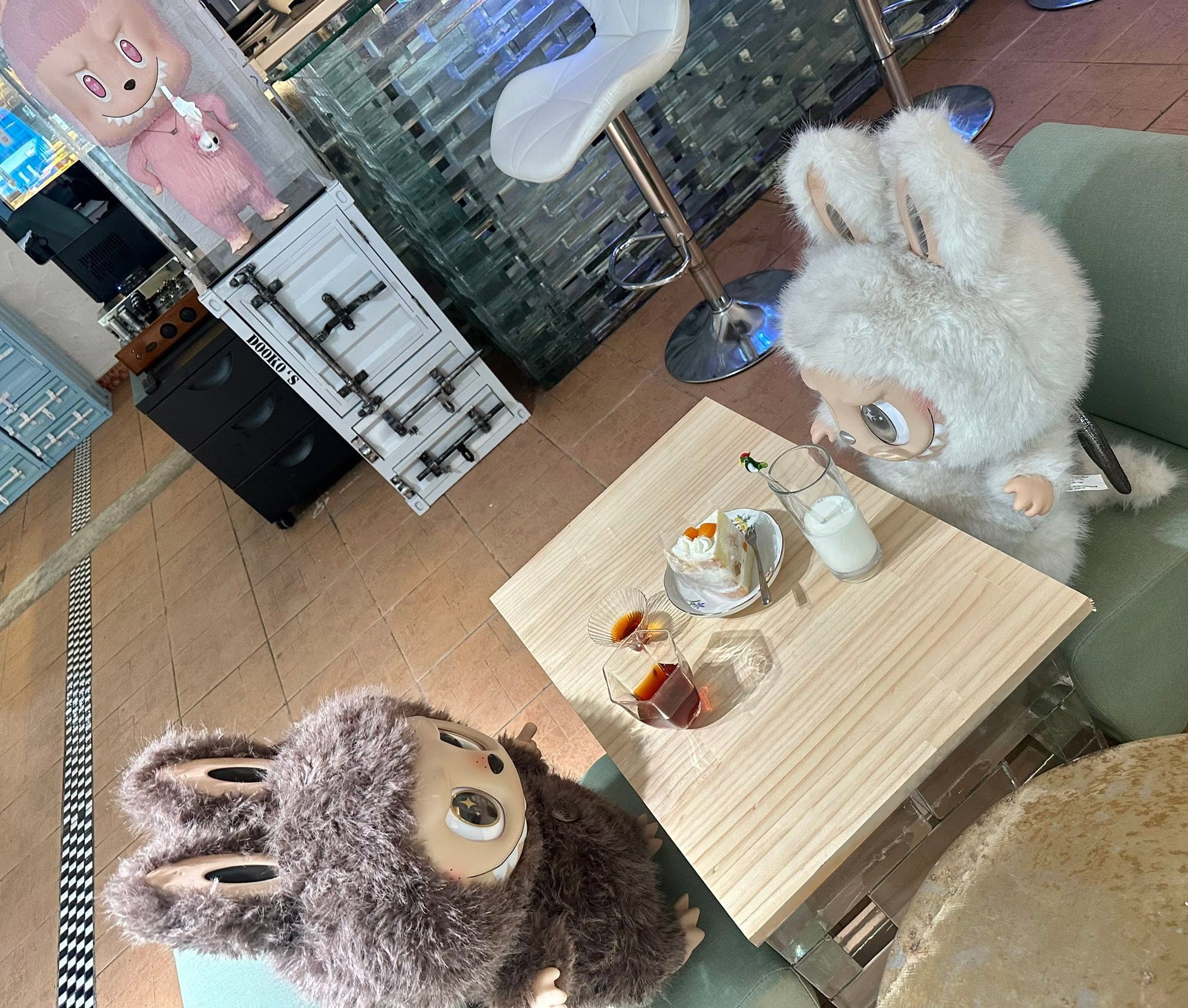 店內毛絨公仔、淺木桌與貨櫃造型展示櫃